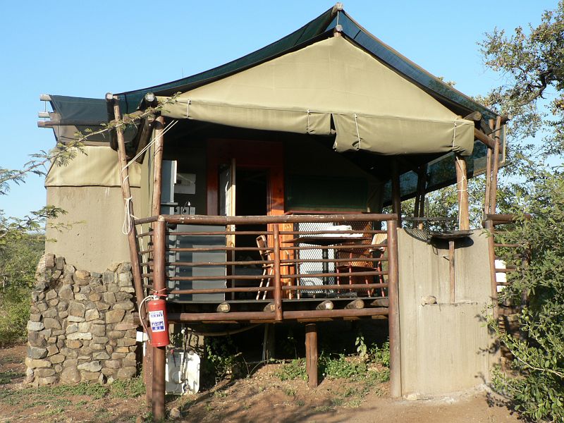 JAR 372.JPG - Tentokrát jsme bydleli "pouze" ve stanu. Ale i ten byl luxusně vybaven. Na verandě byl v Africe všude přítomný gril. Většina lidí i turistů nechodí v JAR do restaurací (nejspíš z bezpečnostních důvodů) a grilují si doma maso. Zde byl steak  k dostání úplně všude, tedy i v kempu. Nám bohužel chyběl Michal, který by nám maso o griloval, proto jsme dali zavděk hospodě.